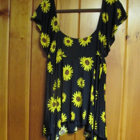 Sunflower Blouse Sunflower Shark Bite Tops size Blouses 1x 2x Plus Short Sleeve - Picture 3 of 3